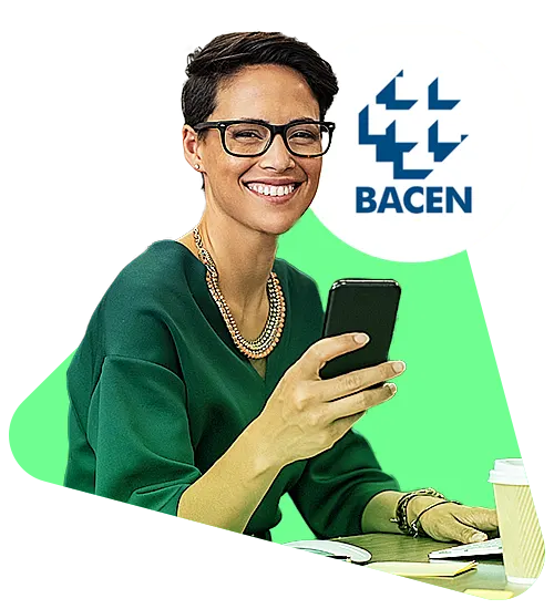 Mulher feliz com o logo do Bacen atrás